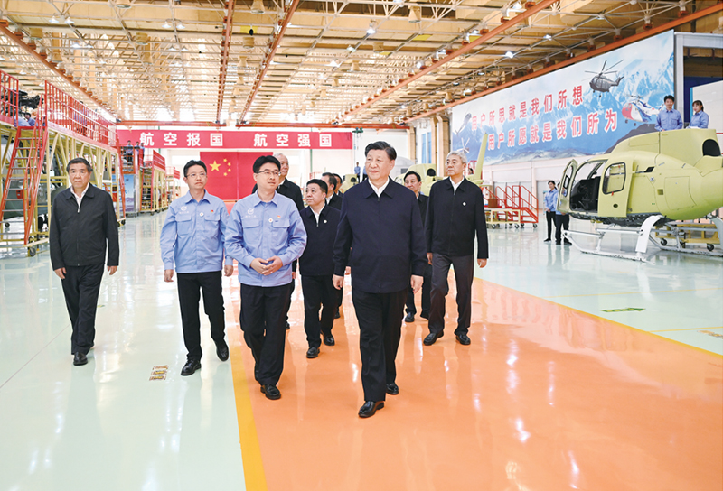 2023年10月10日至13日，中共中央总书记、国家主席、中央军委主席习近平在江西考察。这是11日上午，习近平在景德镇市昌河飞机工业（集团）有限公司考察。 新华社记者 燕雁/摄