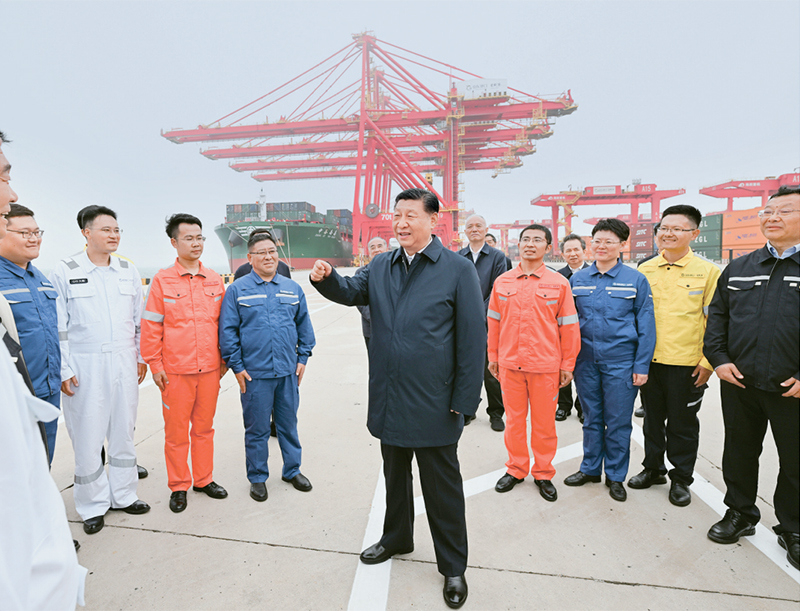2024年5月22日至24日，中共中央总书记、国家主席、中央军委主席习近平在山东考察。这是22日下午，习近平在日照港亲切慰问港口科技工作者、运营人员、航运人员。 新华社记者 谢环驰/摄