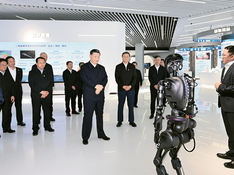 2023年11月28日至12月2日，中共中央总书记、国家主席、中央军委主席习近平在上海考察。这是11月28日下午，习近平在浦东新区张江科学城参观上海科技创新成果展。 新华社记者 谢环驰/摄