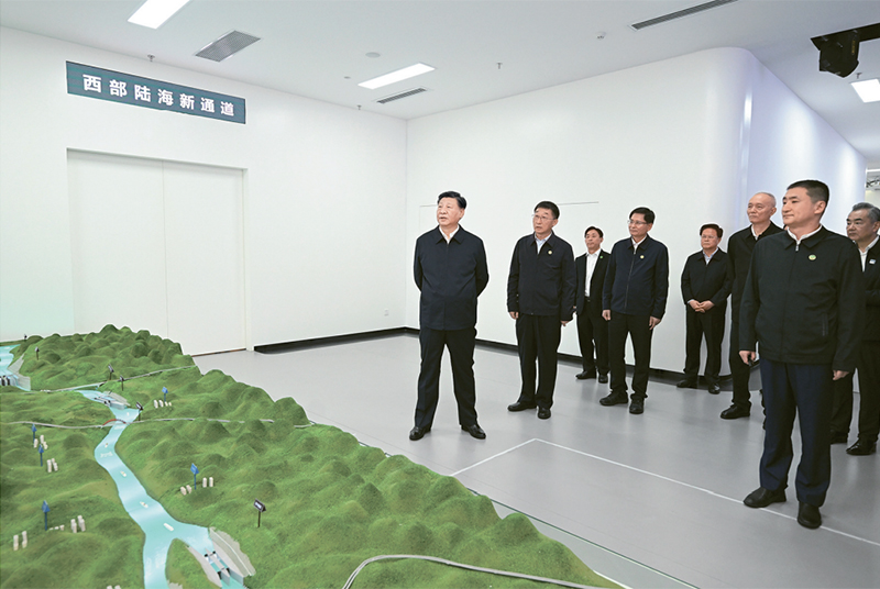 2023年12月14日至15日，中共中央总书记、国家主席、中央军委主席习近平在广西考察。这是14日上午，习近平在南宁市考察中国—东盟信息港股份有限公司，结合平陆运河沙盘听取西部陆海新通道骨干工程建设汇报。 新华社记者 谢环驰/摄